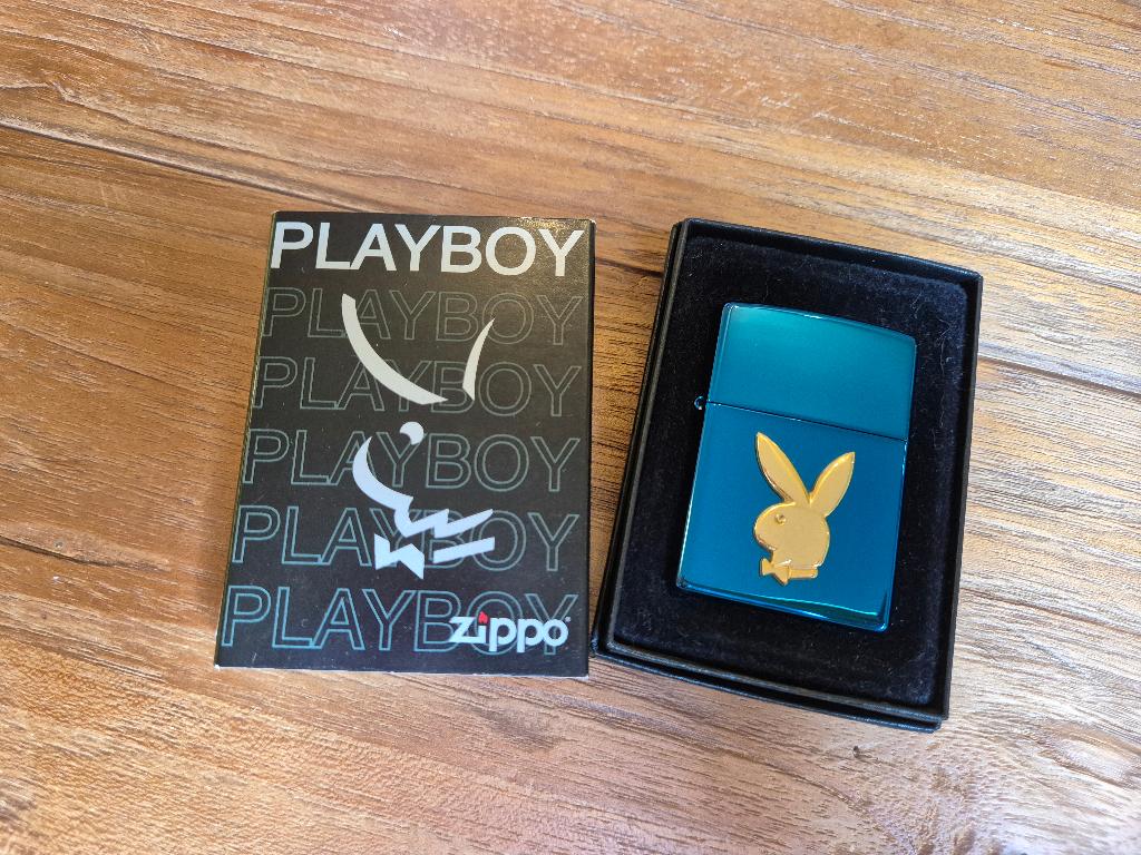 Zeer mooie limited edition Playboy Zippo in blauw en goud, Ophalen of Verzenden, Nieuw, Aansteker