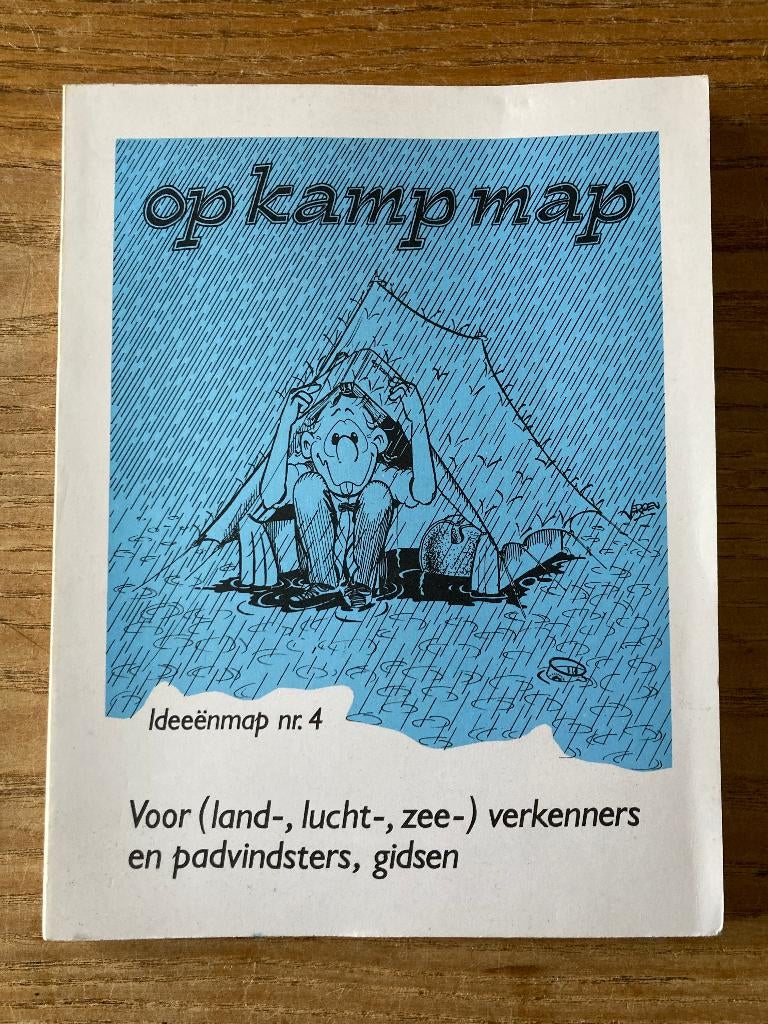 Vintage scouting boek - Op kamp map - 1985, Verzamelen, Scouting, Ophalen of Verzenden, Zo goed als nieuw, Boek of Tijdschrift