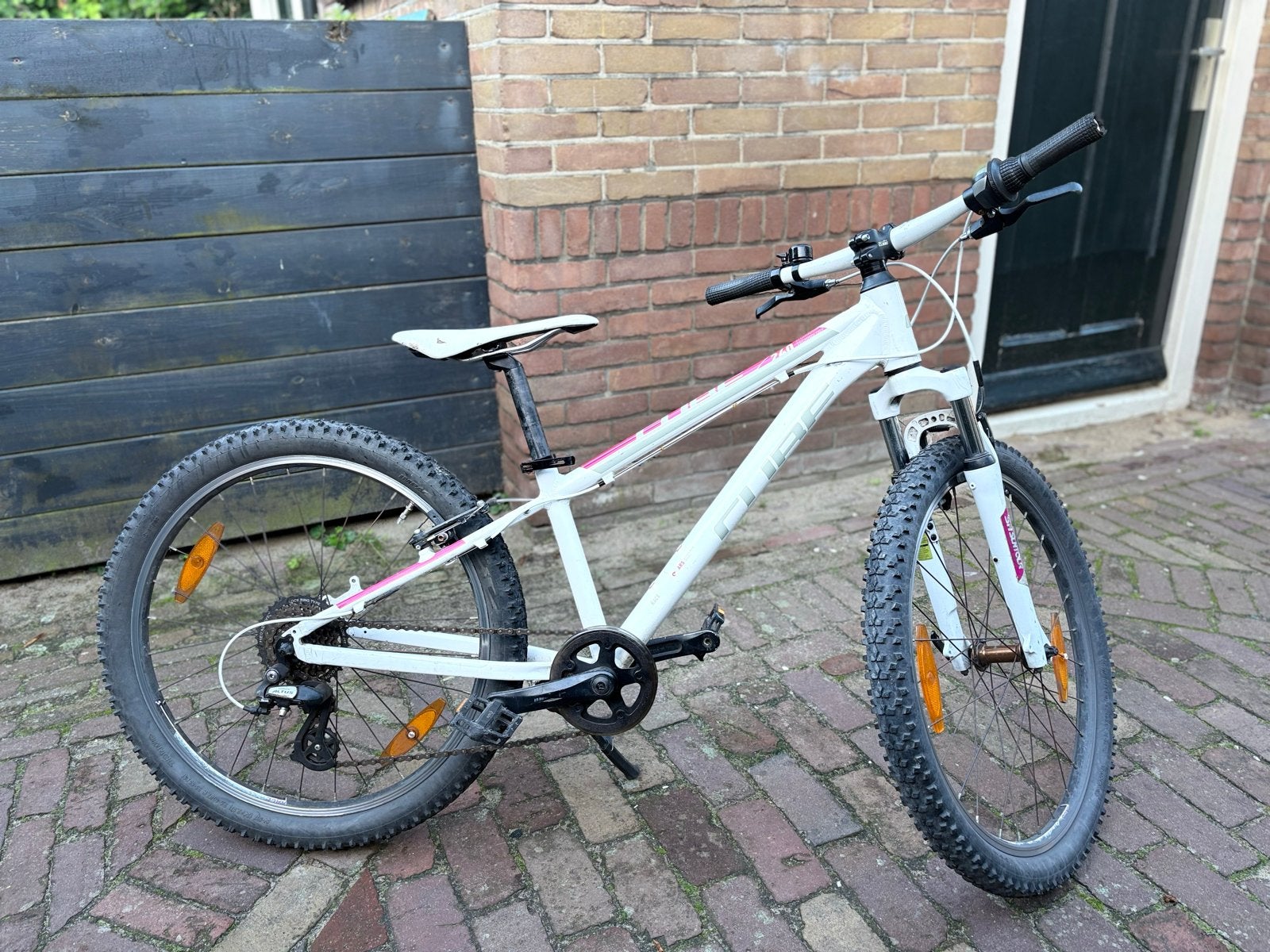 Cube Acid 240 Kinderfiets - Wit/Roze, Fietsen en Brommers, Ophalen, Gebruikt, Velgrem, 20 inch of meer