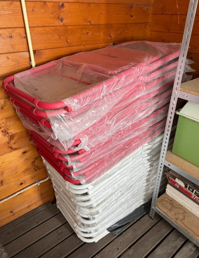 partij van metalen klapstoelen (10 rood | 13 wit), Huis en Inrichting, Stoelen, Ophalen, Nieuw, Overige kleuren, Vijf, Zes of meer stoelen