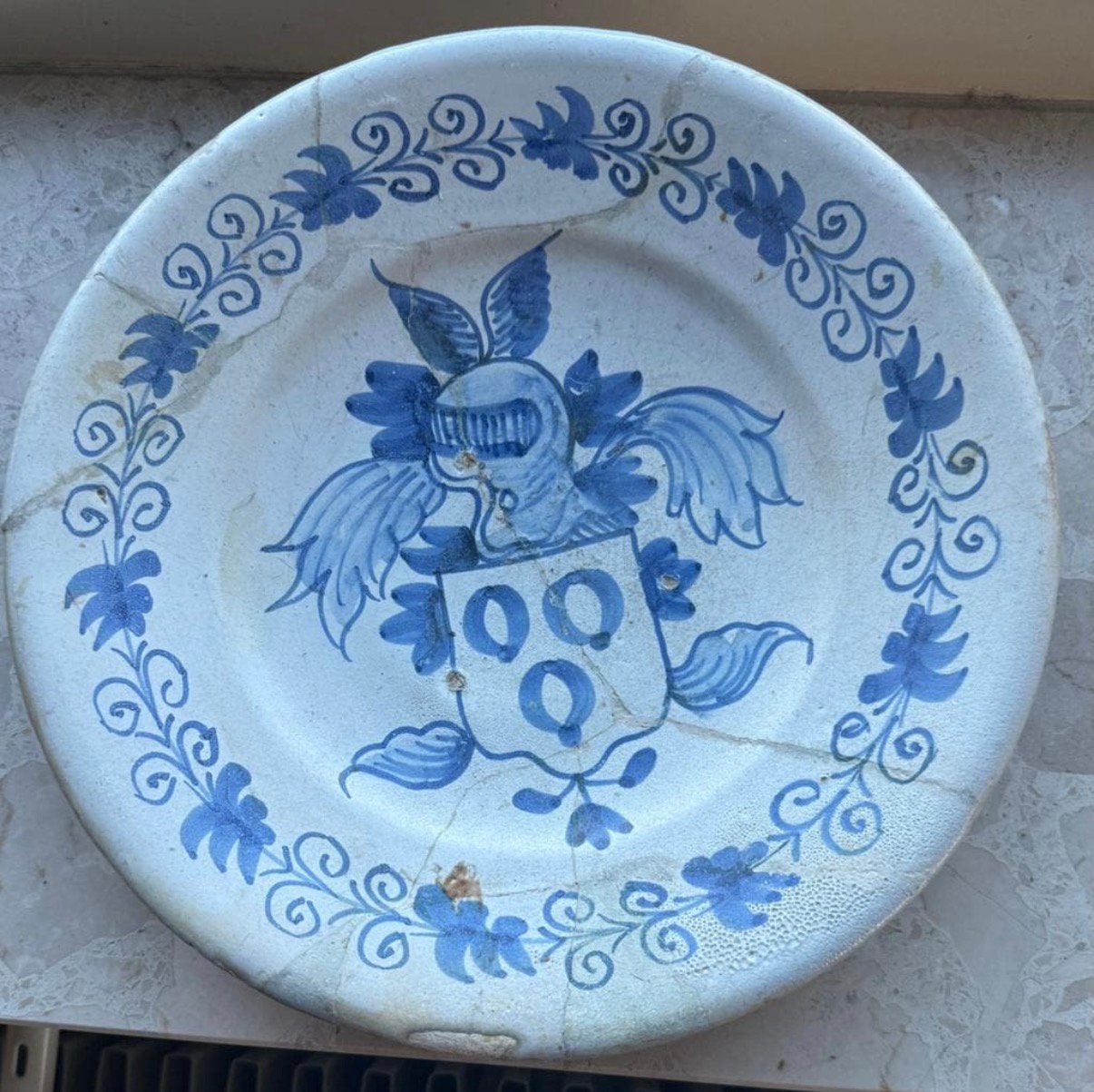 Bodemvondst Delft majolica schotel met (familie) wapen, Ophalen of Verzenden
