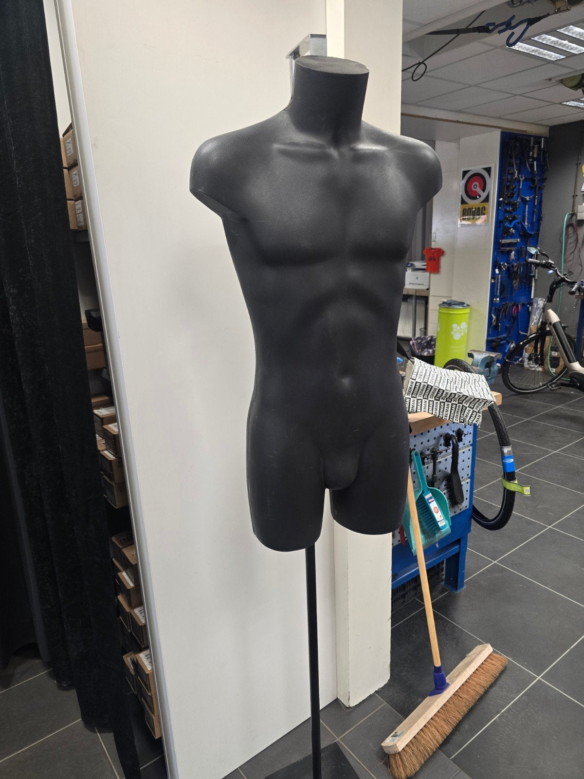 Paspop zwart met voet, Ophalen