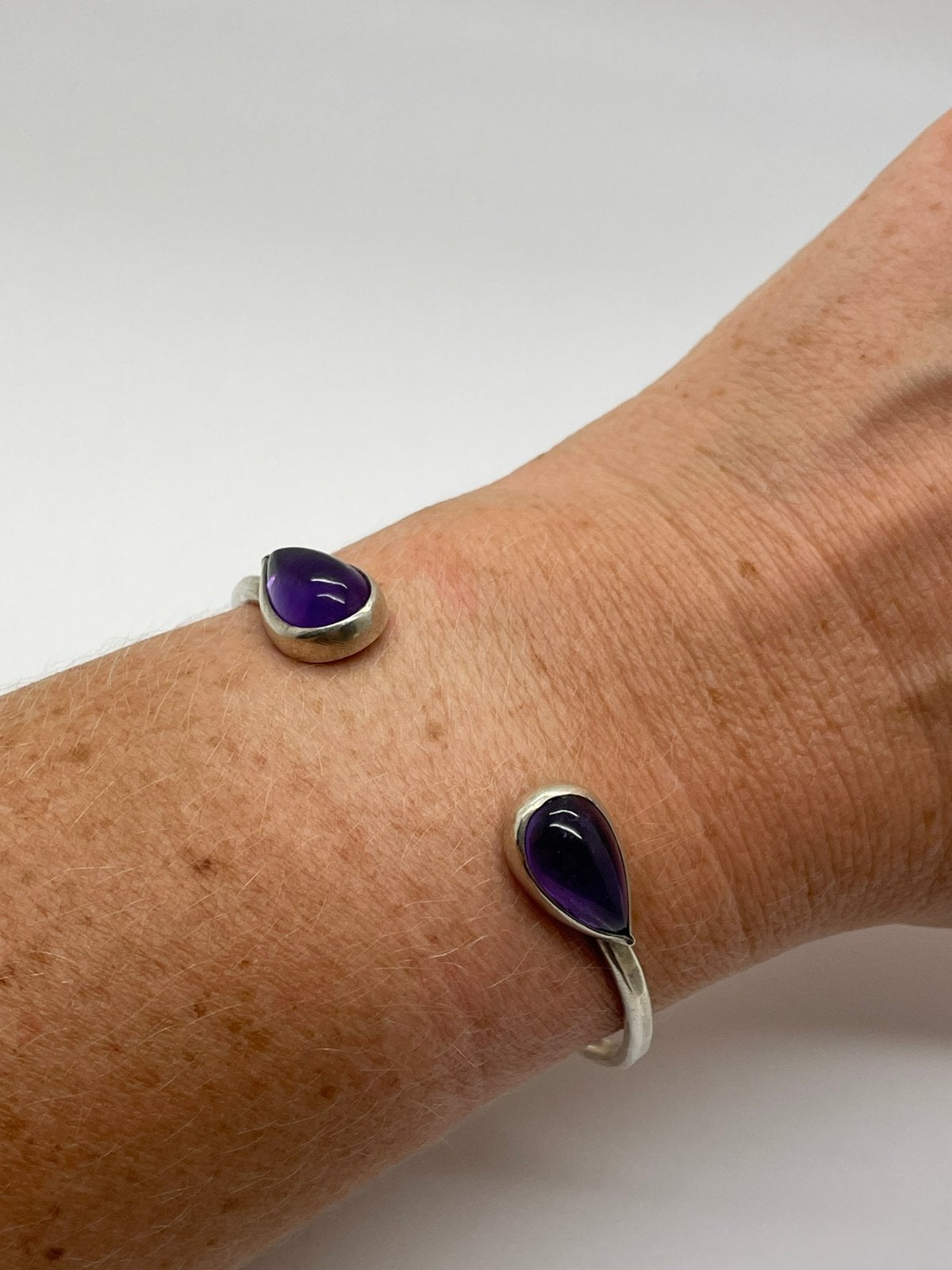 E647 Prachtige zilveren bangle armband amethist, Ophalen of Verzenden, X, Met edelsteen, Zilver