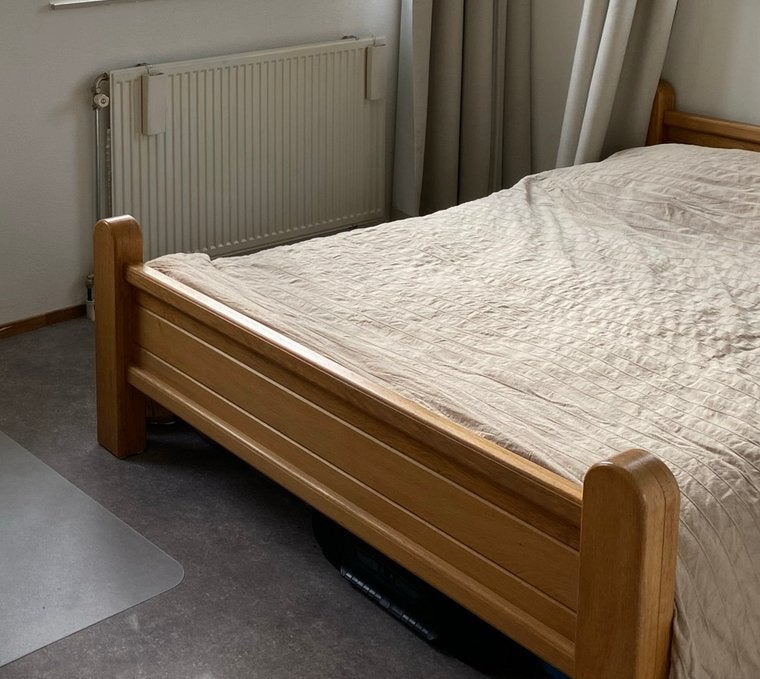 Massief houten bed met verende lattenbodems 140x200cm, Huis en Inrichting, Slaapkamer | Bedden, Ophalen, Gebruikt, Bruin, Tweepersoons