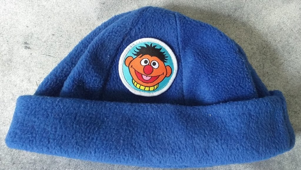 Kindermuts van Ernie van Sesamstraat [1931]  [KiKiMu], Ophalen of Verzenden, Gebruikt, Tv, Kleding