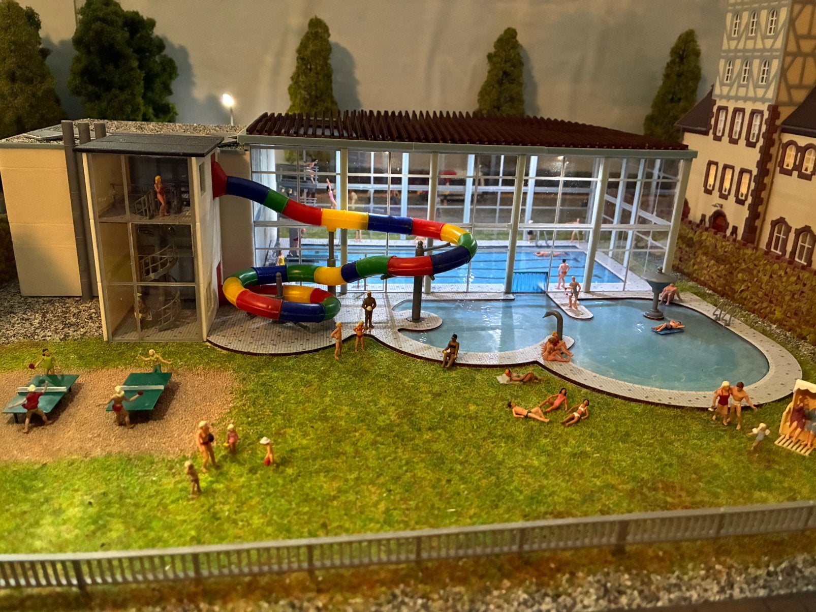 Faller 130150 HO Zwembad met glijbaan (gebouwd), Hobby en Vrije tijd, Modeltreinen | H0, Gebruikt, Gelijkstroom of Wisselstroom