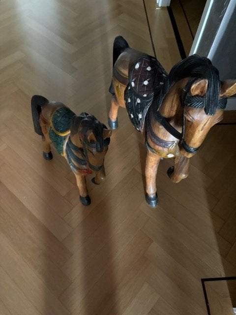 Antieke houten paarden, Ophalen