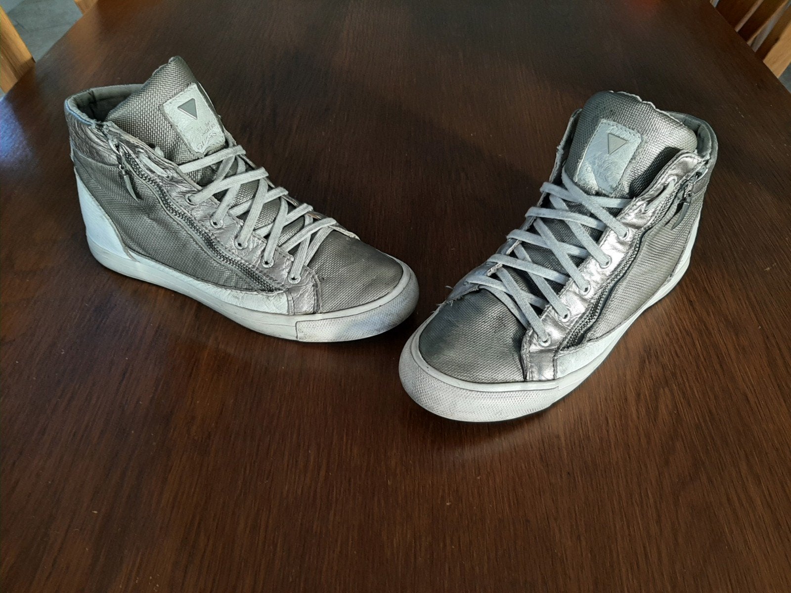Mooie goud metallic witte GUESS sneakers 38, Guess, Wit, Ophalen of Verzenden, Sneakers of Gympen