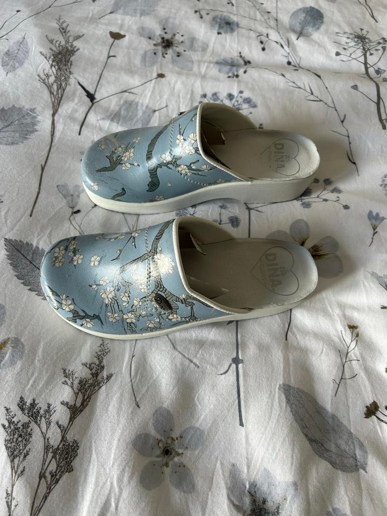 Dina Clogs Klompen Maat 39 - Bloesemprint, Kleding | Dames, Schoenen, Ophalen of Verzenden, Zo goed als nieuw, Blauw, Instappers