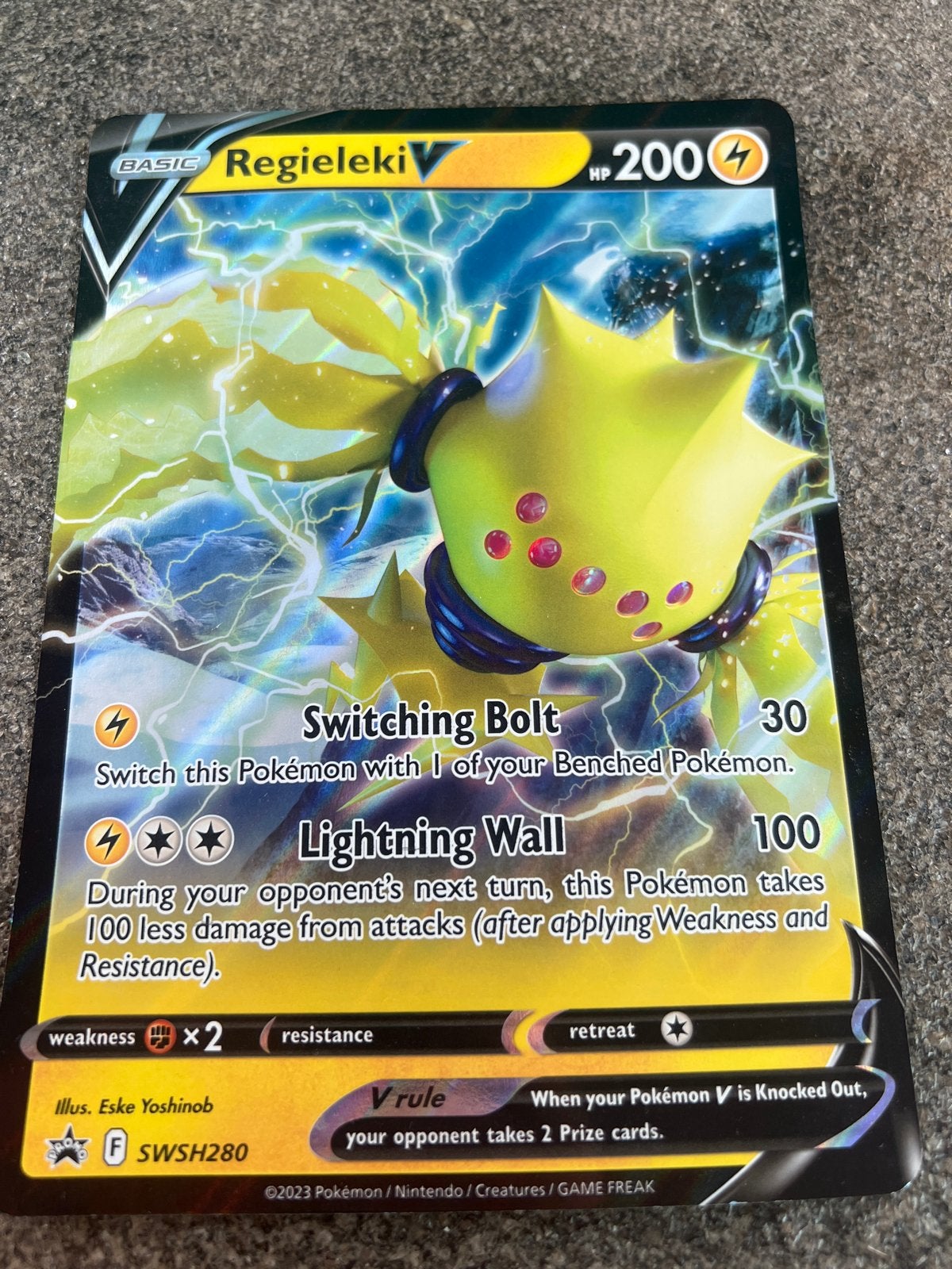 Regieleki V SWSH280 Pokémon kaart XL, Ophalen, Zo goed als nieuw, Losse kaart