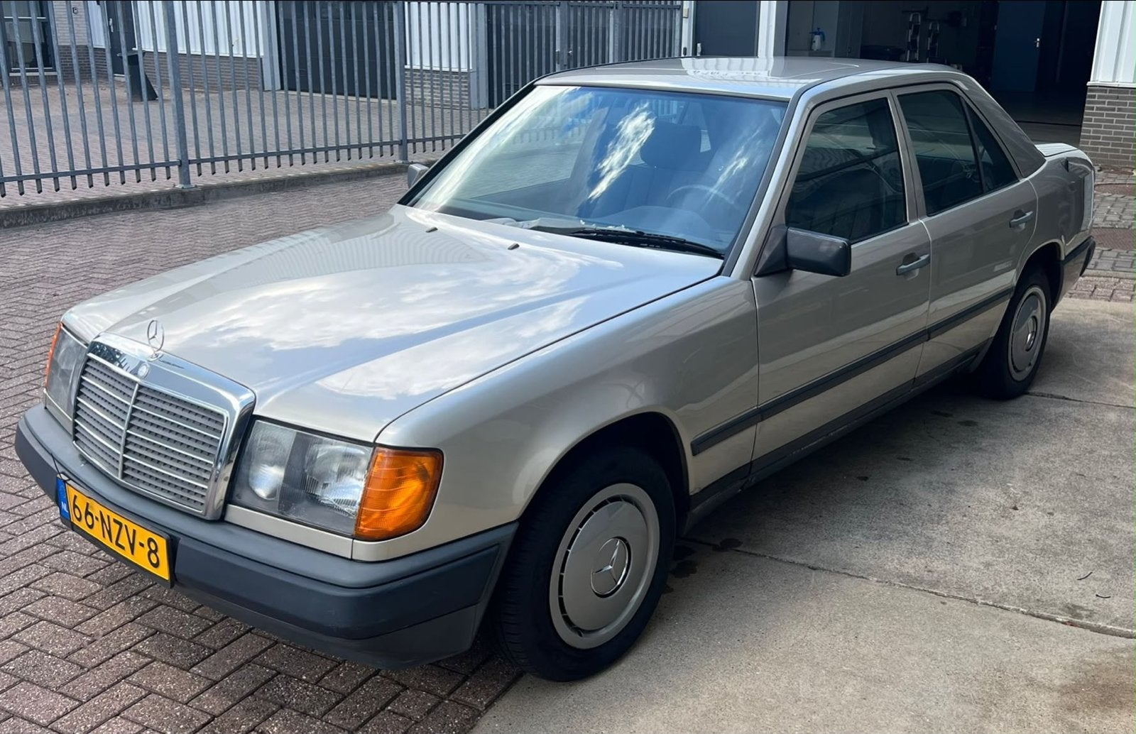 Mercedes-Benz 200-Serie 2.0 200 D 1986 /  VW Polo 1.2 -2013, Auto's, Mercedes-Benz, Bedrijf, 200-Serie, Diesel, Sedan, Handgeschakeld