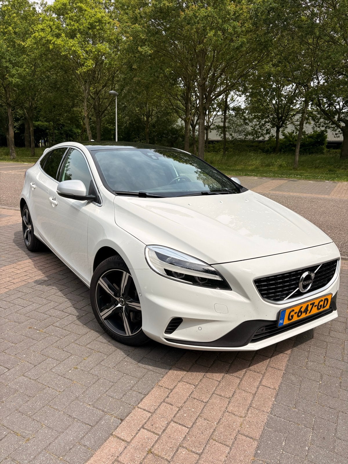 Volvo V40 1.5 T3 152PK R-Design Geartronic 2019 Wit, Auto's, Zwart, 4 cilinders, 700 kg, Wit