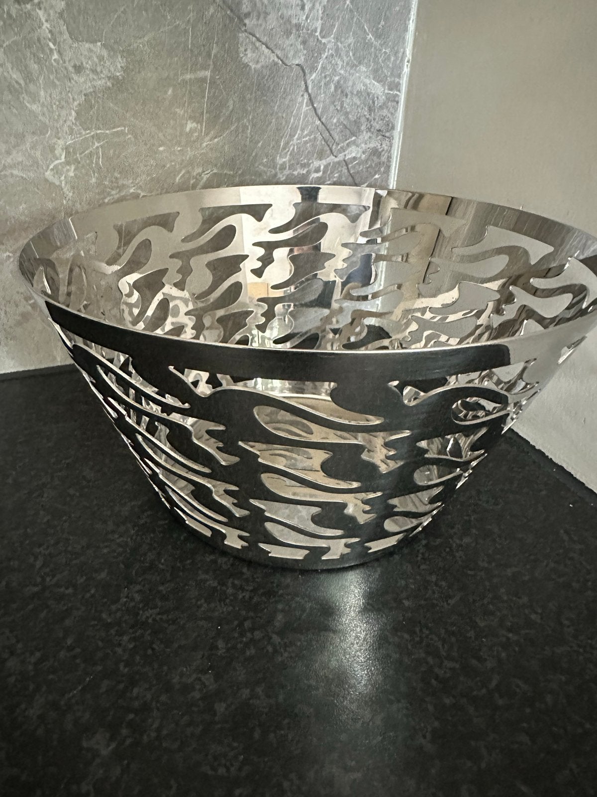 Decoratieve metalen schaal met uitgesneden patroon, Schaal, Rond, Ophalen of Verzenden, Zo goed als nieuw