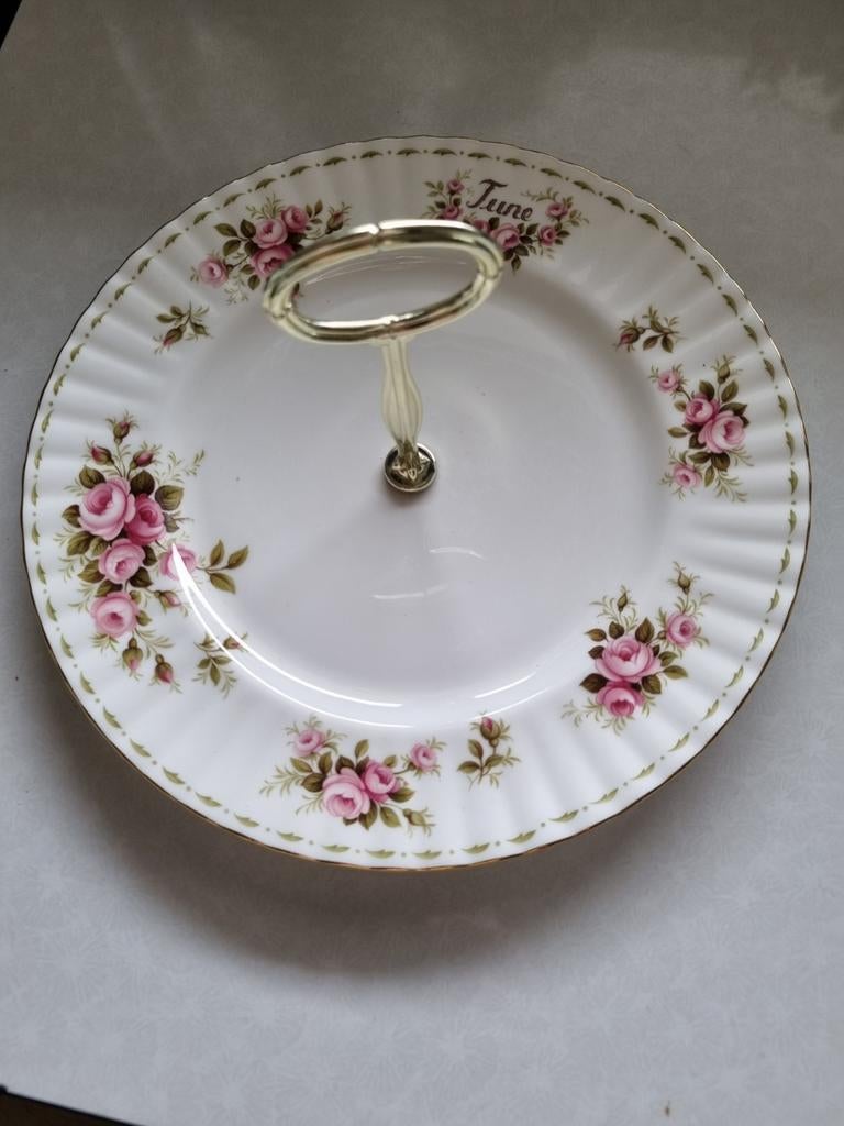 Royal Albert Flowers of the month June Etagere, Antiek en Kunst, Antiek | Servies los, Ophalen of Verzenden