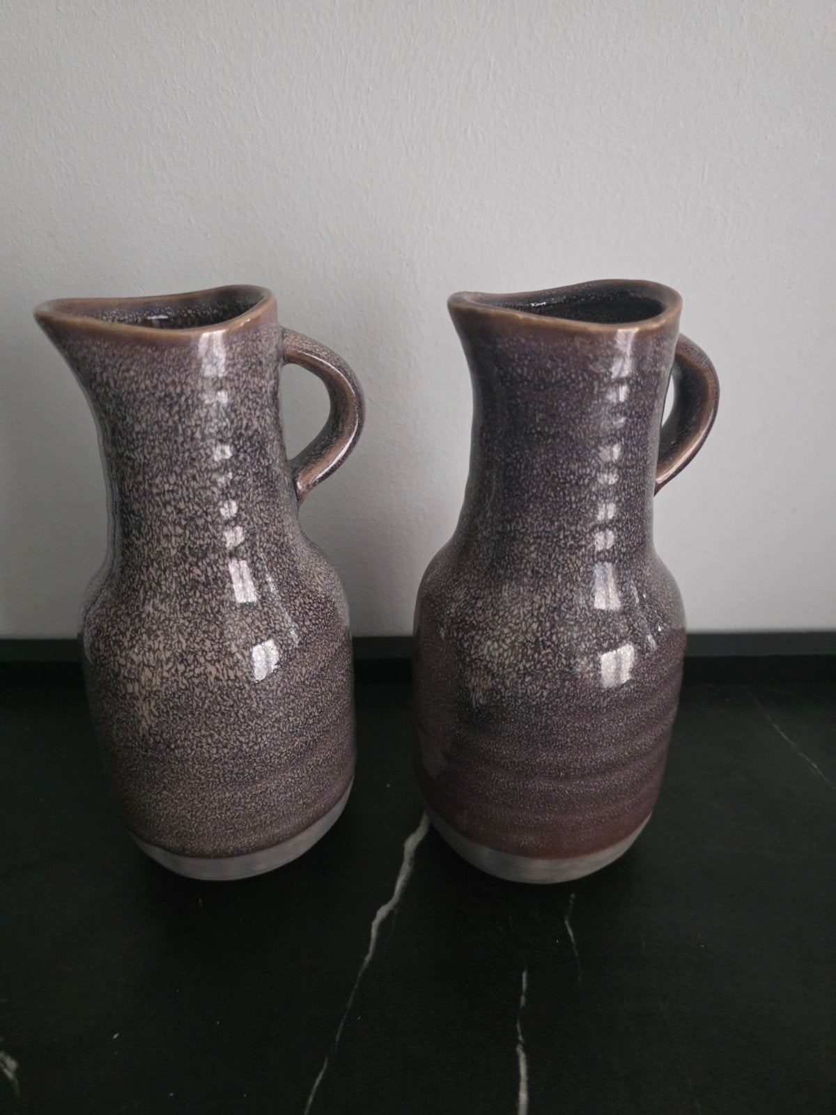 Handgemaakte Studio Pottery kannetjes – set van 2, Ophalen of Verzenden, Handgemaakt, Paars
