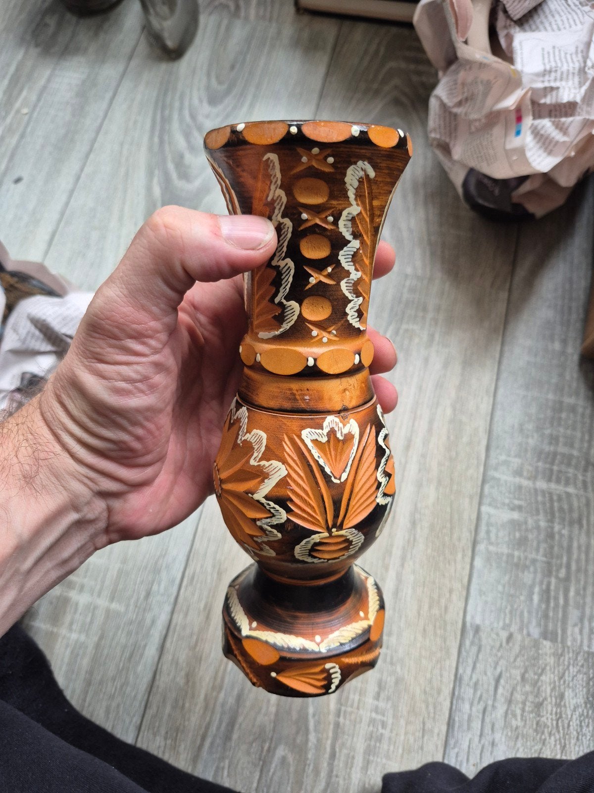 Handgesneden houten vaas met bloemmotief, Ophalen of Verzenden