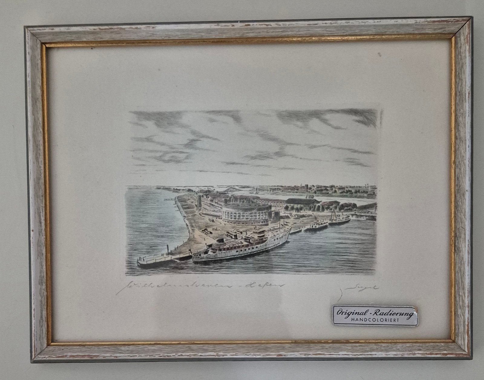 Originele handgekleurde ets van een havengezicht, Stadsgezicht, Ophalen, Ingelijst, 1950 - 1999
