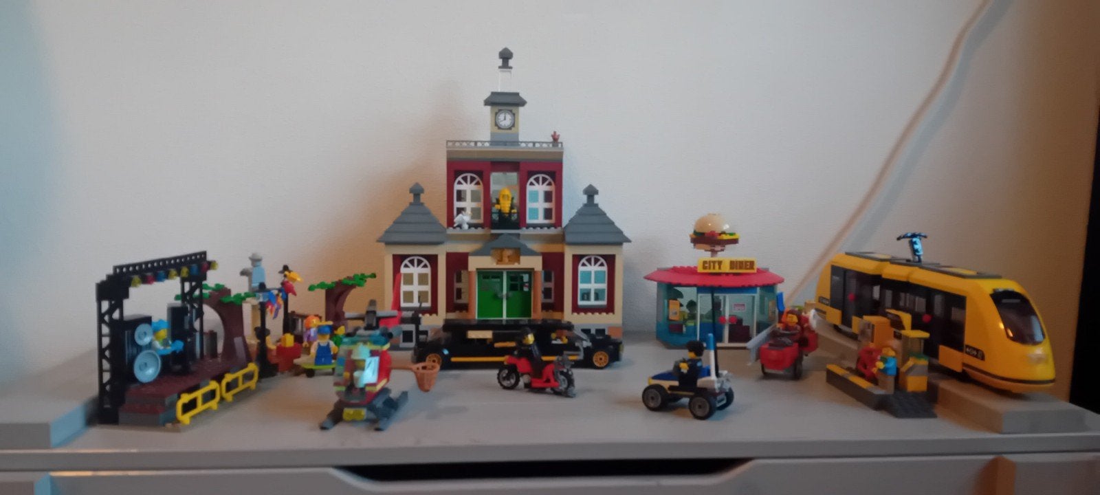 LEGO City 60271 Hoofdplein - Complete set met boekjes, City, Lego, Ophalen of Verzenden, Zo goed als nieuw
