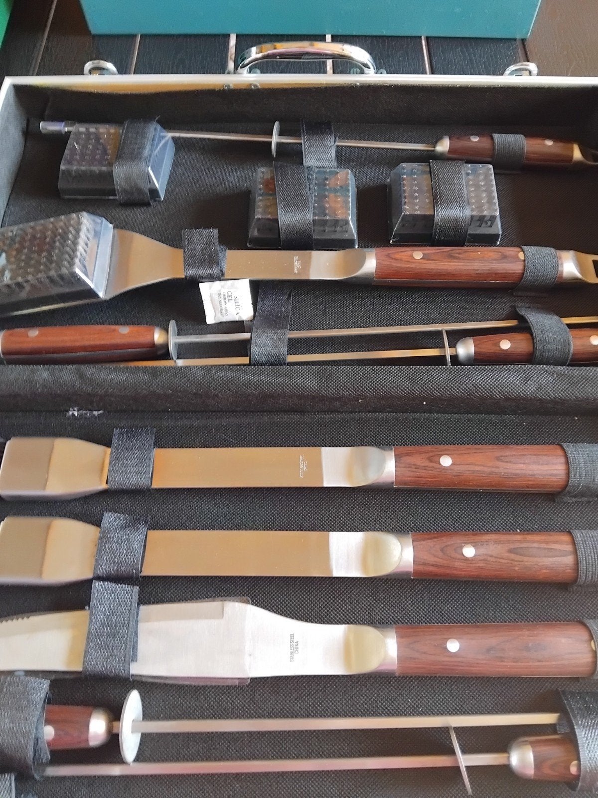 Uitgebreide BBQ set in aluminium koffer, Tuin en Terras, Barbecue-accessoires, Ophalen of Verzenden, Zo goed als nieuw, Onbekend