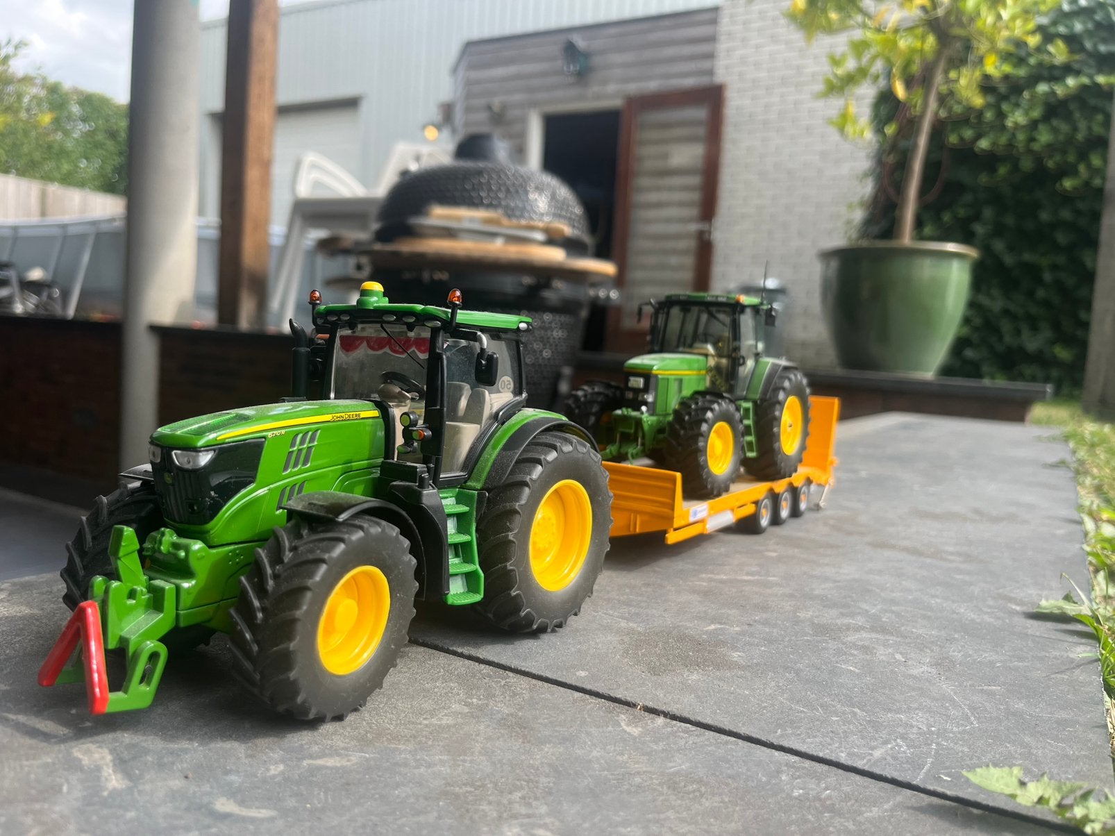 Mooie set John Deere (2stuks) met wagen, Hobby en Vrije tijd, Modelauto's | 1:32, Ophalen, Zo goed als nieuw, Tractor of Landbouw