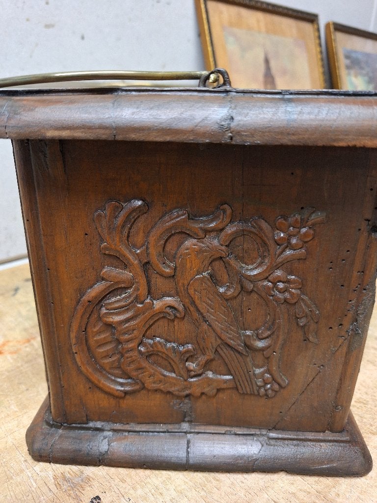 Antieke houten Kerkstoof met gedetailleerd houtsnijwerk, Antiek en Kunst, Ophalen of Verzenden
