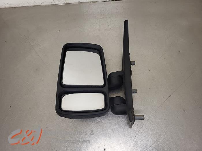 Buitenspiegel links van een Renault Master