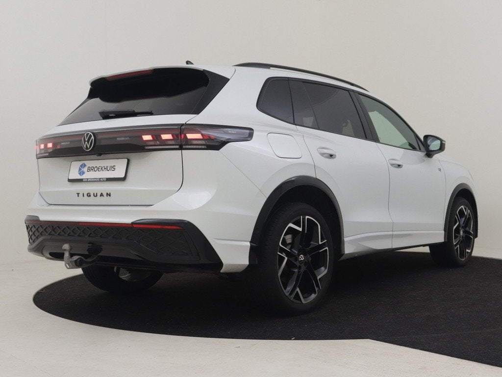 Volkswagen Tiguan 1.5 eHybrid R-Line 272pk, Auto's, Volkswagen, 12 maanden, Euro 6, 4 cilinders, Leder en Stof