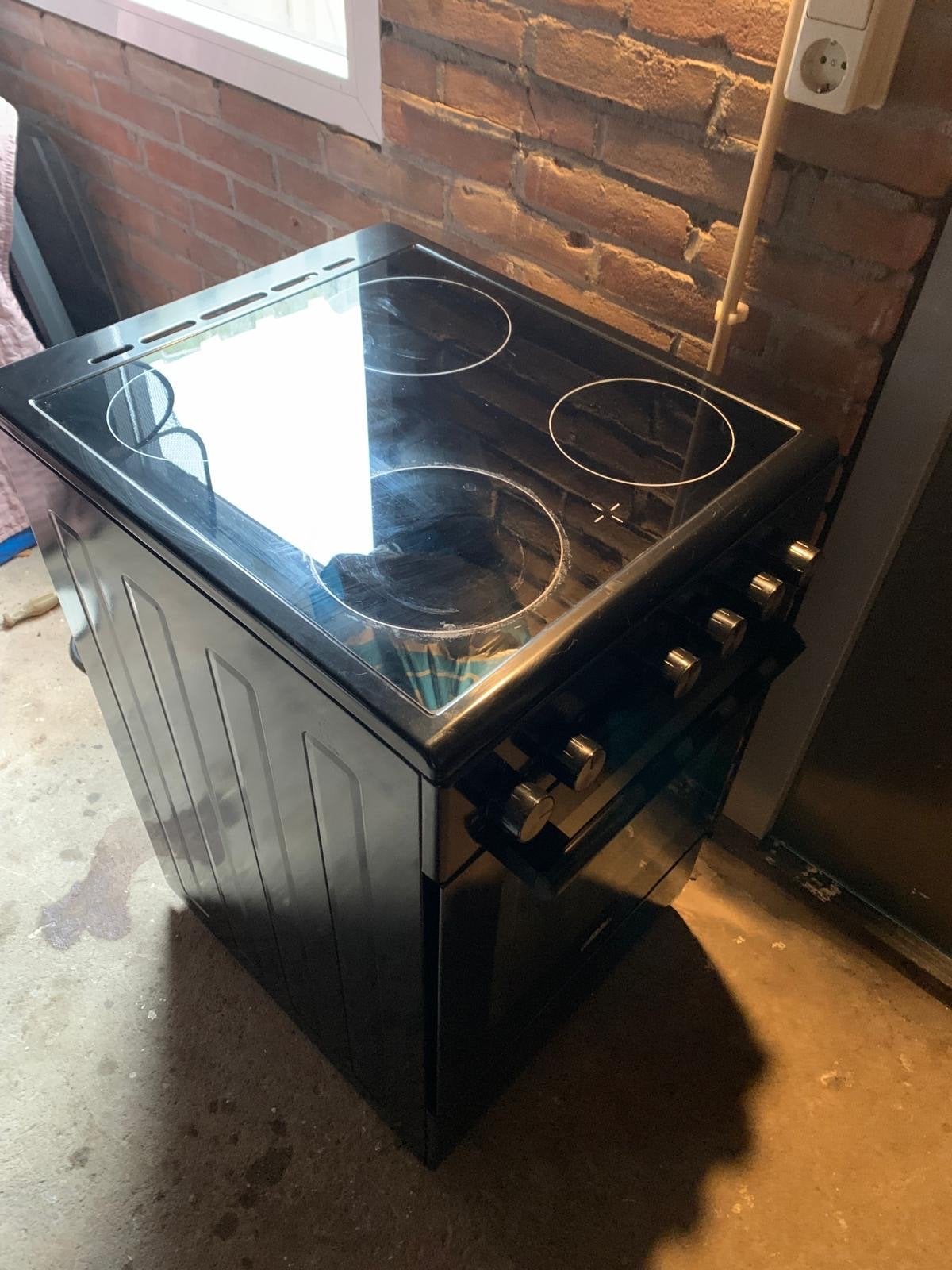 Everglades EVGK5030 Keramisch Fornuis met Oven, 60 cm of meer, Keramisch, Zo goed als nieuw, Energieklasse A of zuiniger