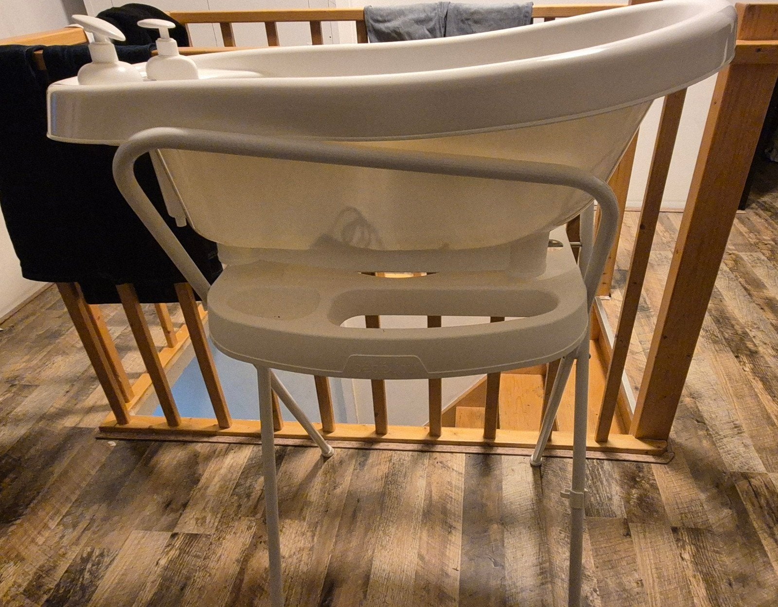 Bébé-jou babybadje met standaard en toebehoren, Gebruikt, Ophalen of Verzenden, Badje, Bébé-jou