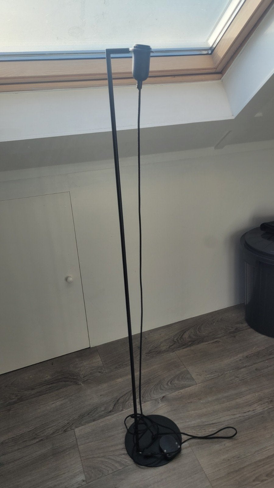 Smalle staande lamp Karwei zwart metaal, Huis en Inrichting, Lampen | Vloerlampen, Ophalen, Zo goed als nieuw, Metaal, 150 tot 200 cm