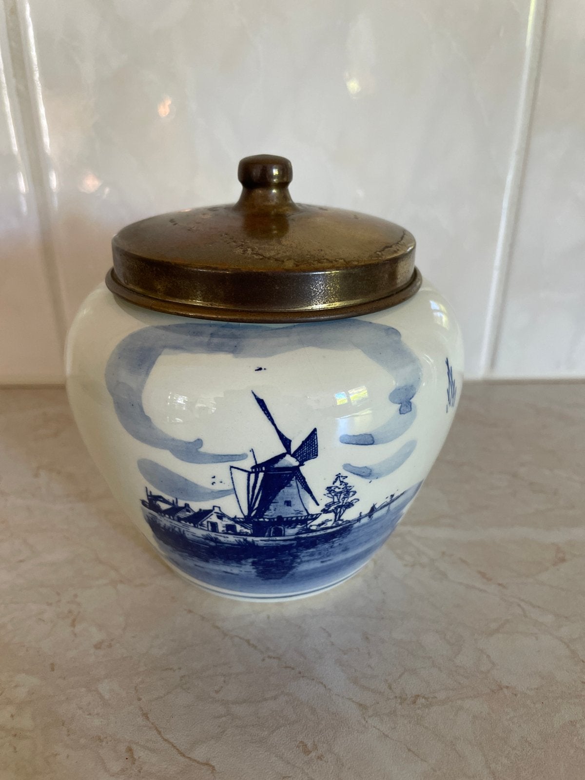 Delfts blauw Holland Tabakspot met molen en messing deksel, Ophalen