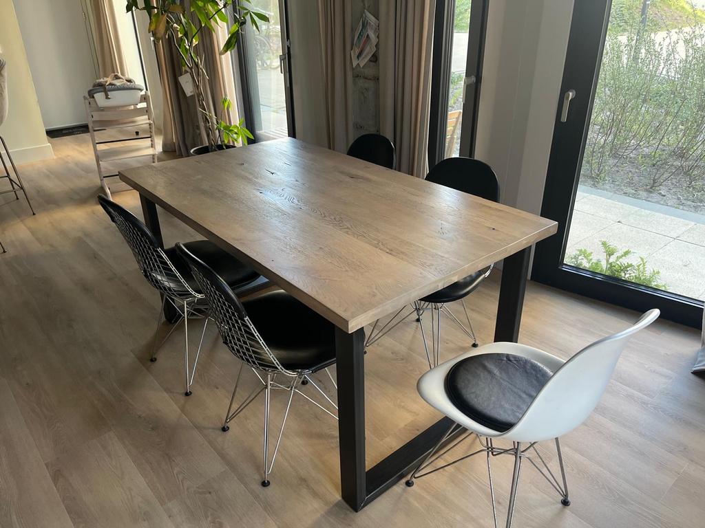 Robuuste eettafel met metalen onderstel, Huis en Inrichting, Tafels | Eettafels, Ophalen, Gebruikt, 50 tot 100 cm, Vijf personen of meer
