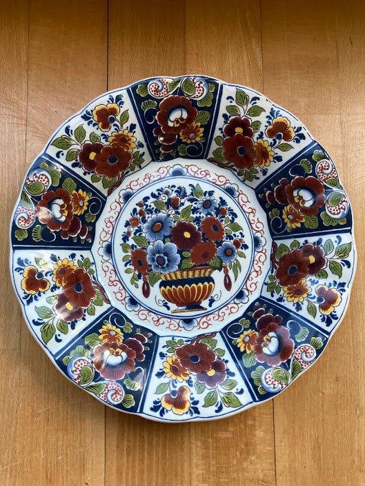 Twee schotels gekleurd aardewerk van "Oud Delft" Nijmegen, Antiek en Kunst, Ophalen