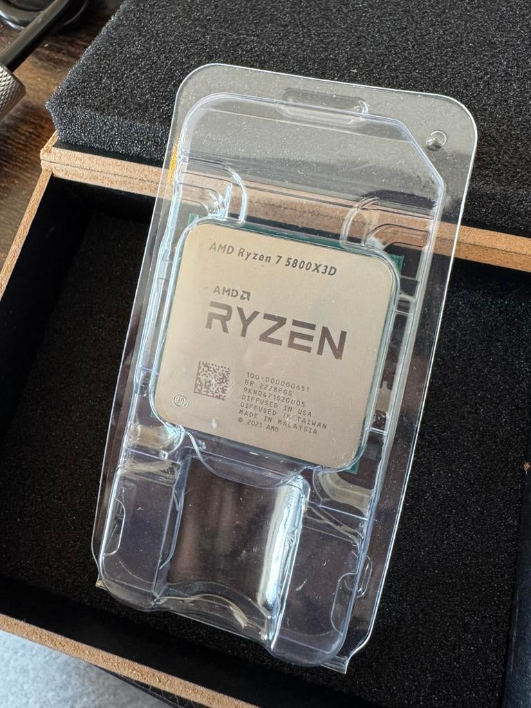 Ryzen 7 5800X3D + Wraith Stealth koeler (evt + B550M / RAM), Computers en Software, Processors, Ophalen of Verzenden, Zo goed als nieuw