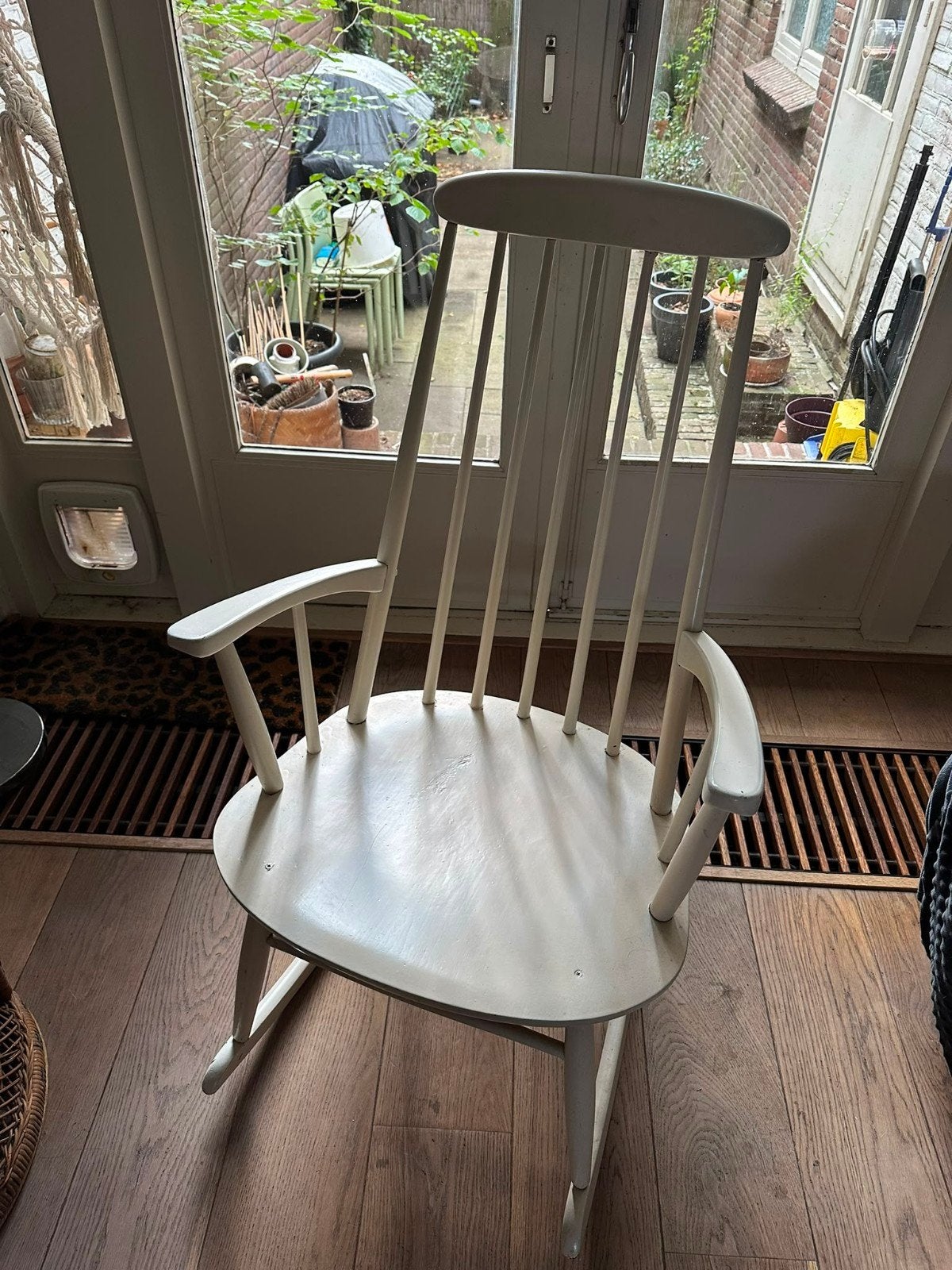 Witte spijlenstoel / schommelstoel, Ophalen