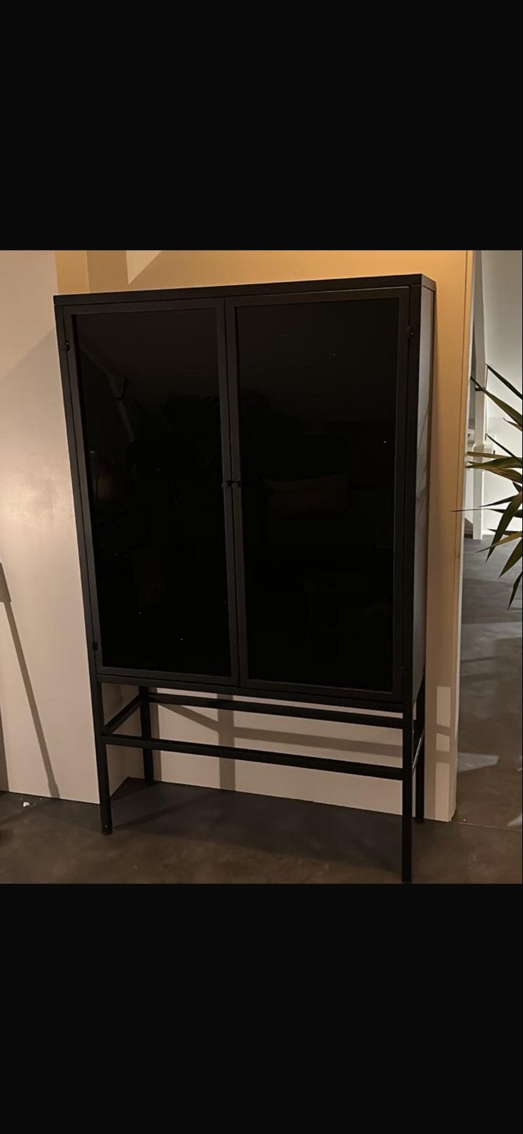 Kwantum vitrinekast zwart metaal met glazen deuren, Ophalen, Gebruikt, 50 tot 100 cm, Metaal