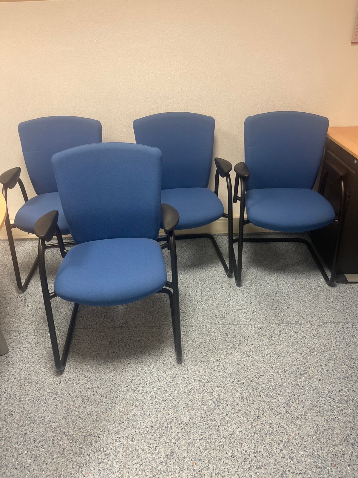 4 blauwe bureau/vergaderstoelen, Huis en Inrichting, Ophalen, Gebruikt, Blauw, Vier
