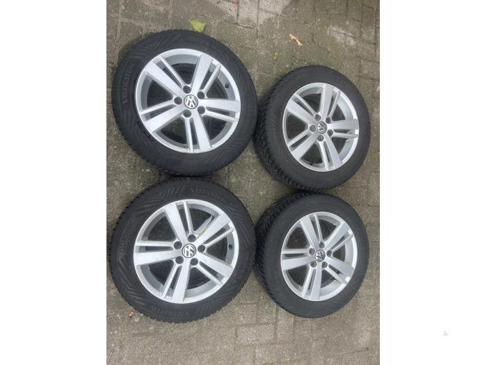 Sportvelgenset + banden van een Volkswagen Polo