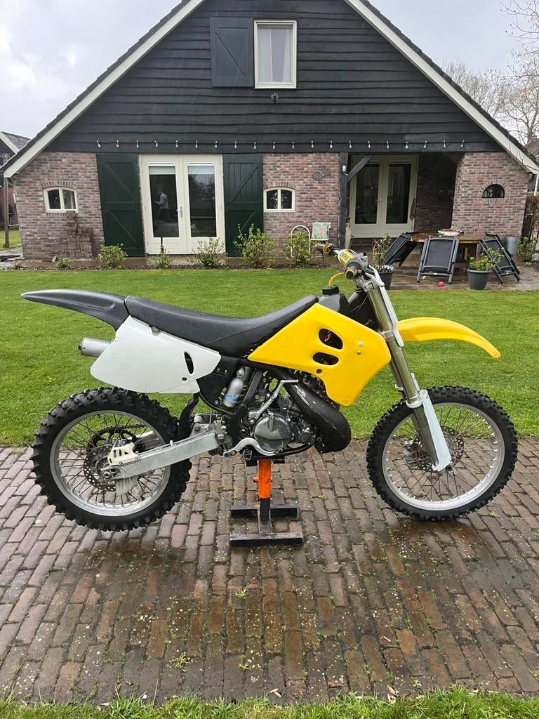 Suzuki rm250, Fietsen en Brommers, Brommers | Crossbrommers, Ophalen, Gebruikt, 249 cc, 5 versnellingen