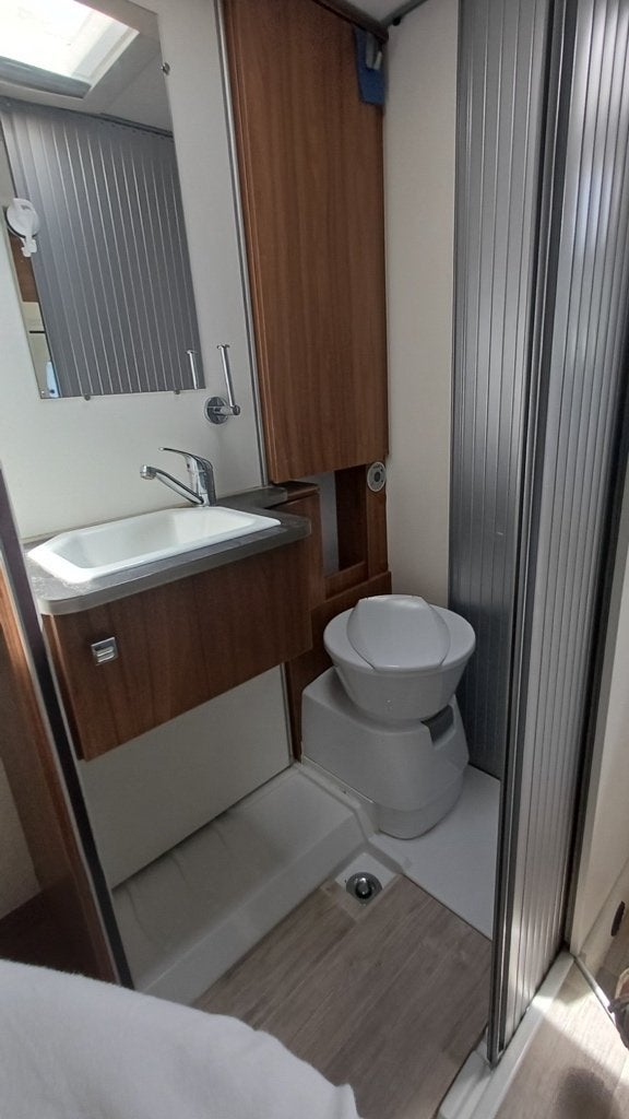 Foto 14 van Te koop: Prachtige, Pilote Essentiel P650 met Queensbed
