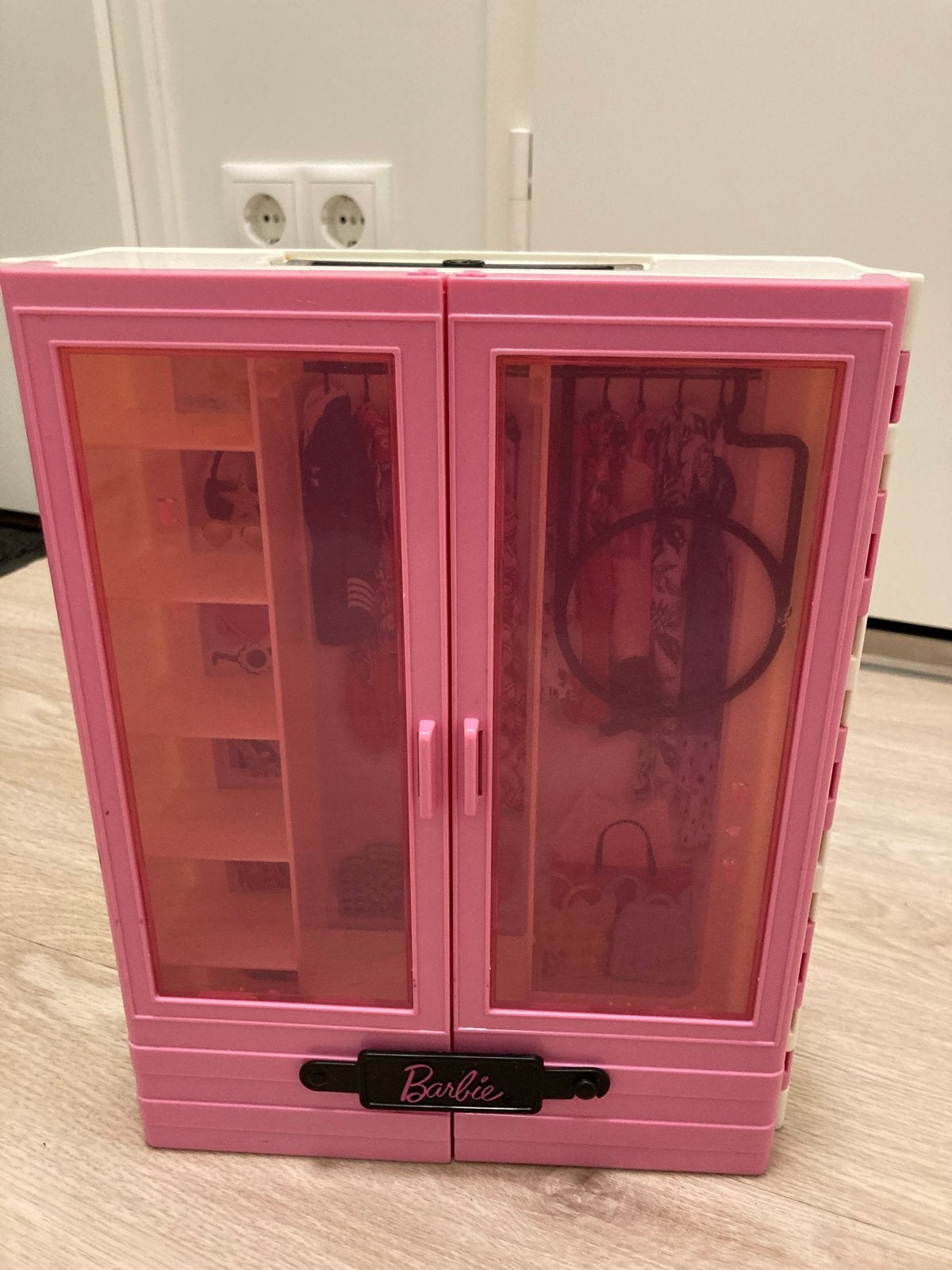 Barbie kledingkast met accessoires, Ophalen of Verzenden, Gebruikt, Barbie