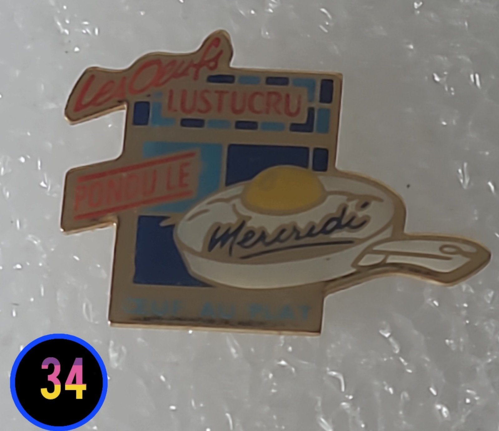 Vintage Lustucru pin met ei in pan - Frans verzamelobject, Verzenden, Gebruikt
