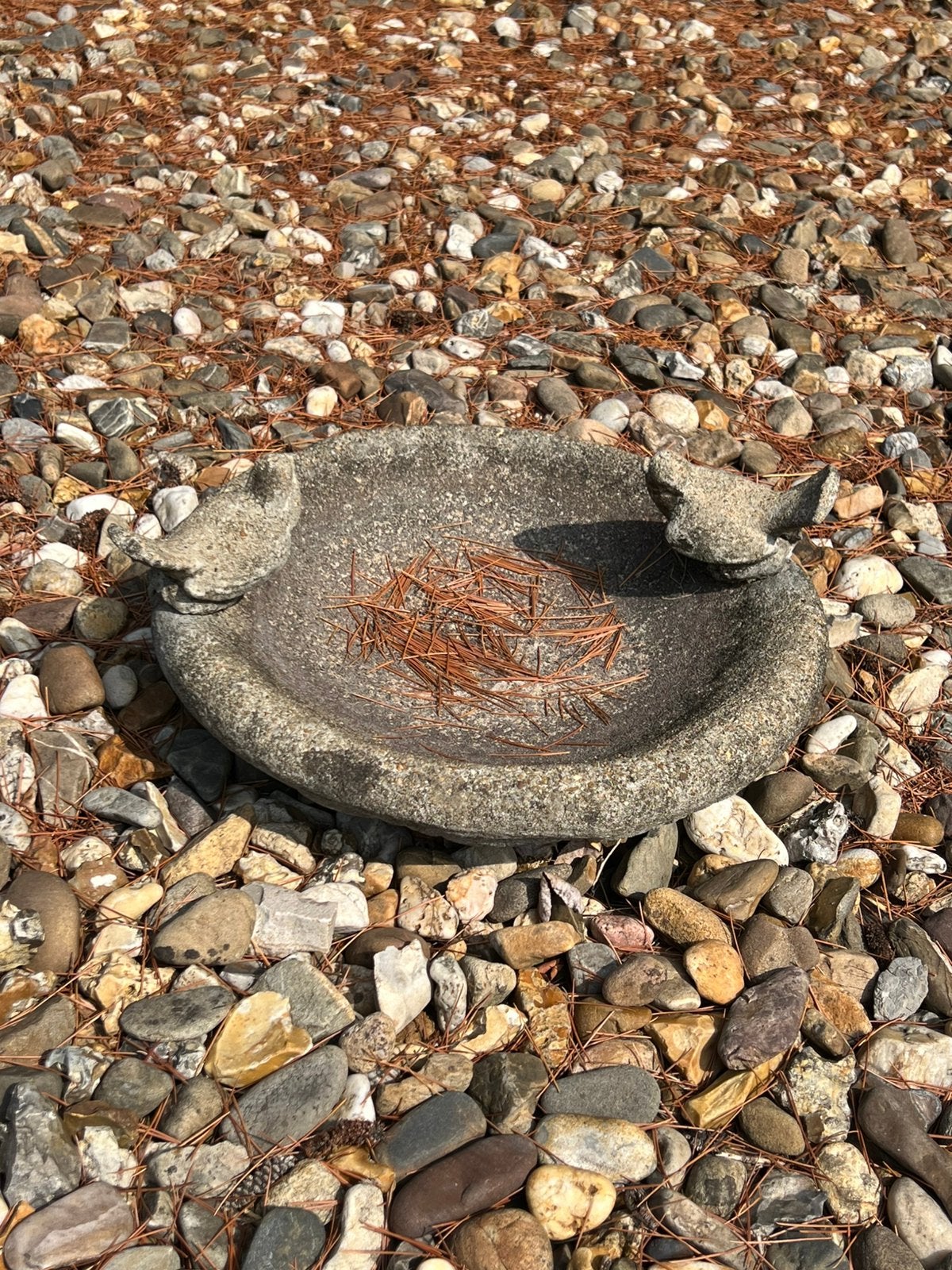 2 betonnen vogeldrinkbakjes en 1 betonnen kip., Ophalen, Gebruikt