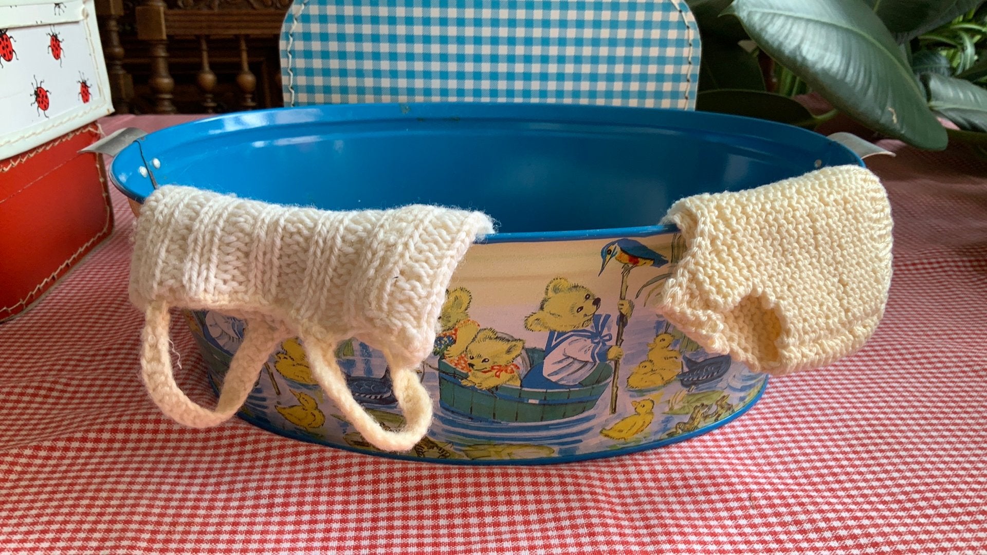 Oud blikken poppenwasteiltje met beertjes in tobbe decor, Ophalen of Verzenden