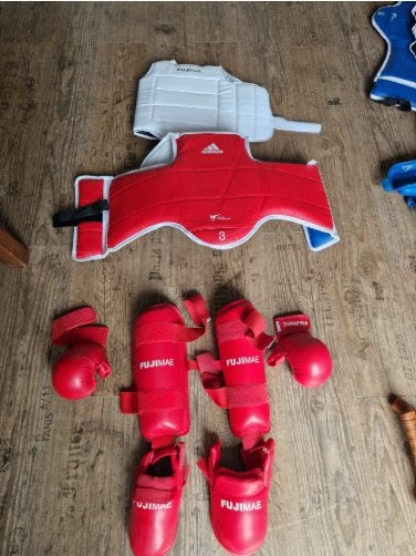 Taekwondo beschermers en houten zwaarden, Ophalen, Taekwondo, Maat XS of kleiner, Vechtsportbescherming