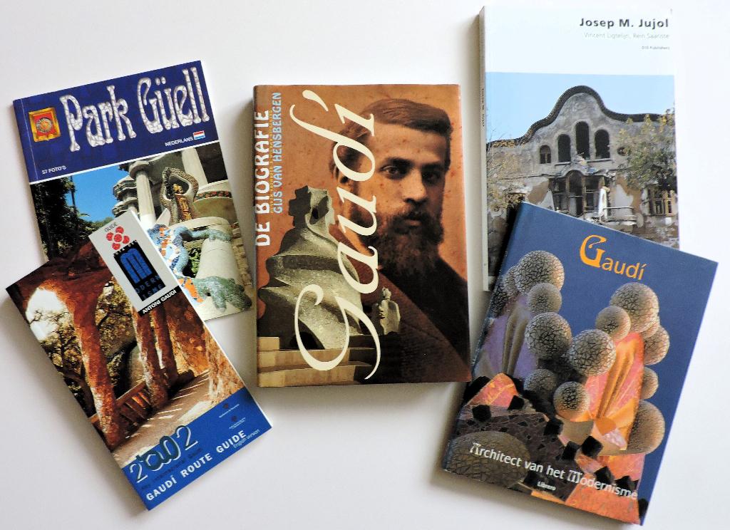 Gaudi en zijn leerling Jujol (biografieën en werk) + 3 extra, Ophalen of Verzenden, Zo goed als nieuw, Overige onderwerpen, G. van Hensbergen