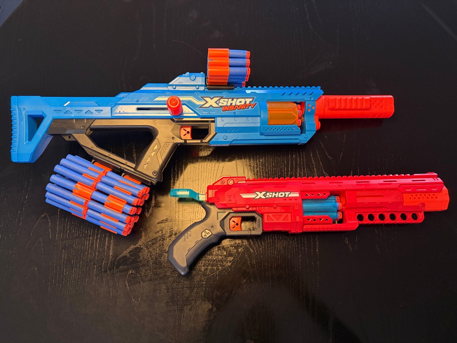 X-Shot Insanity Blasters met circa 80 pijltjes, Ophalen, Zo goed als nieuw
