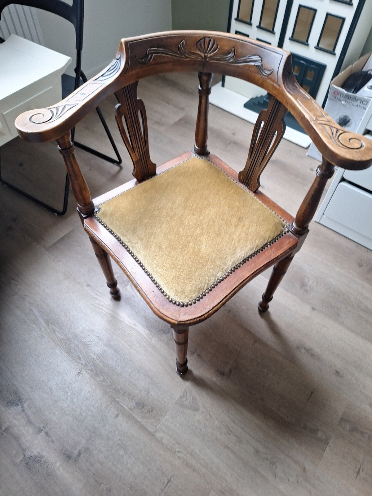 Antieke hoekstoel met houtsnijwerk en stoffen zitting, Antiek en Kunst, Antiek | Meubels | Stoelen en Banken, Ophalen