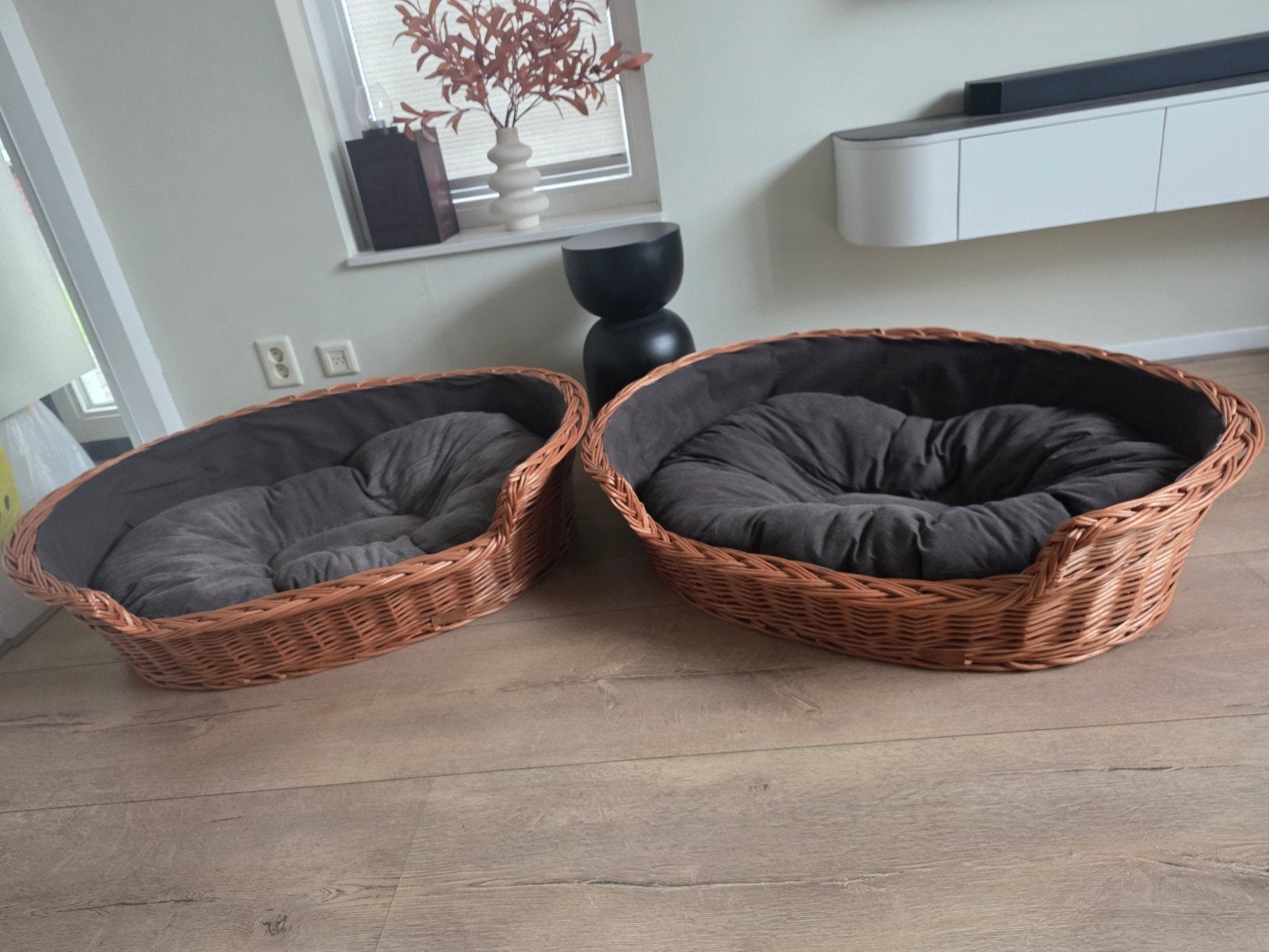 Twee naturel rieten hondenmanden, Ophalen