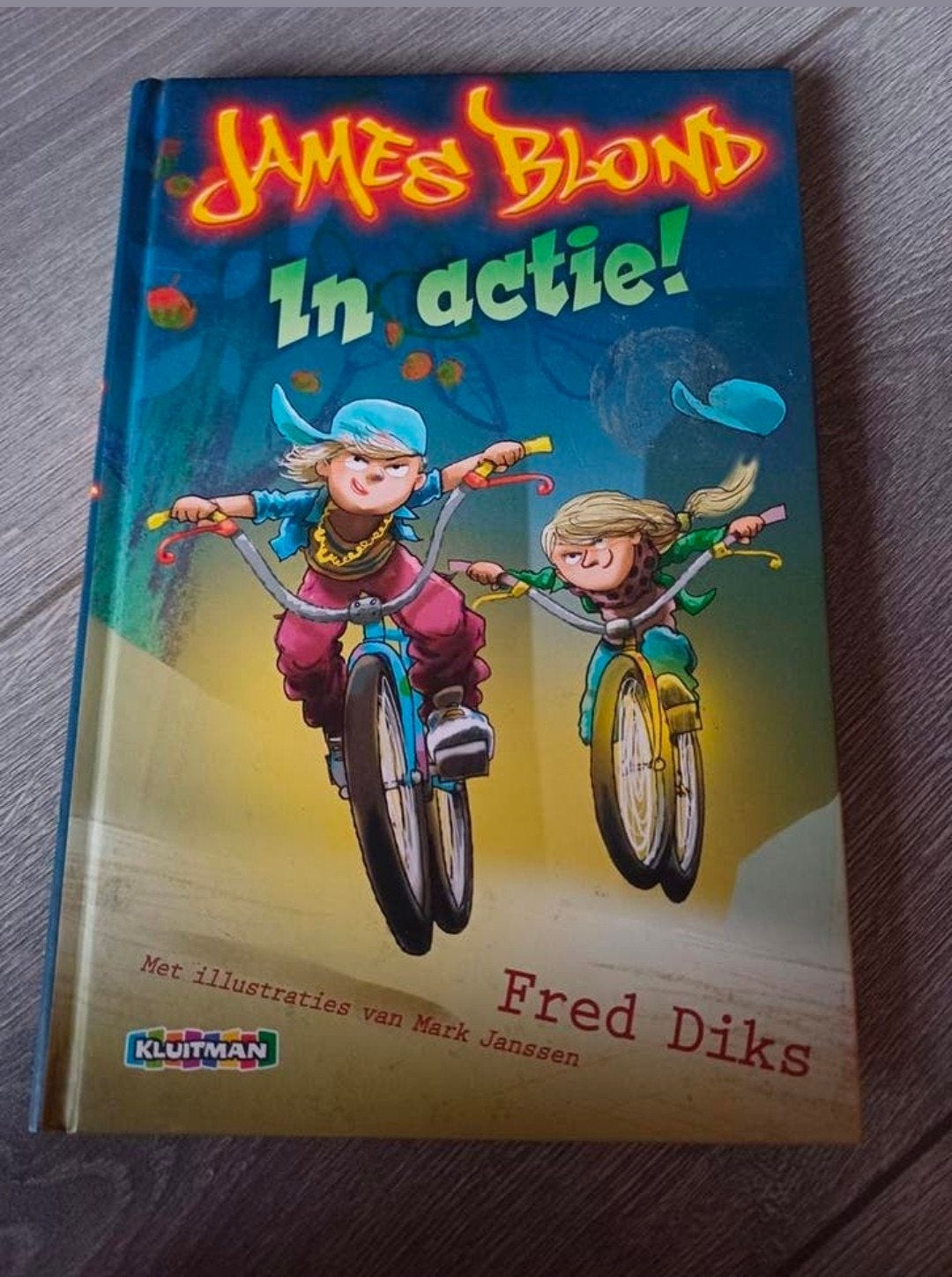 Fred Diks - James Blond in actie!, Fictie algemeen, Ophalen of Verzenden, Zo goed als nieuw, Fred Diks